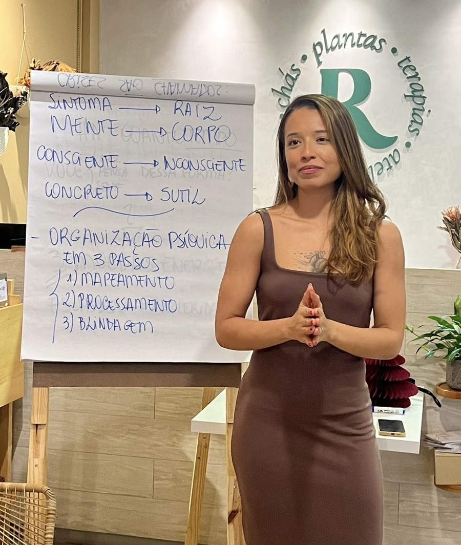 Laila Beatriz Andrade apresentando o Método Organização Psíquica em um quadro